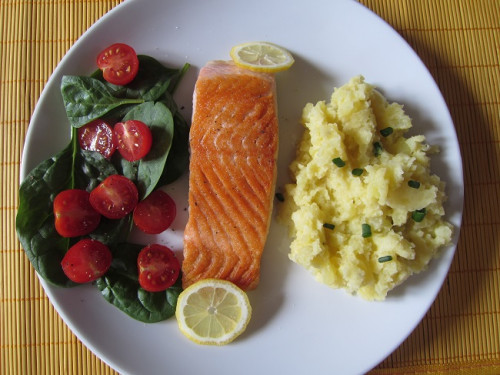 Filet z norského lososa přelitý limetkovou omáčkou a šťouchanými brambory s karotkou